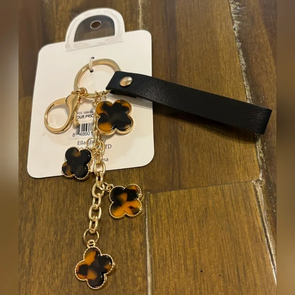 Quatrefoil Leopard Printed Keychain And Just Ximena Brushes - Picture 3 of 17